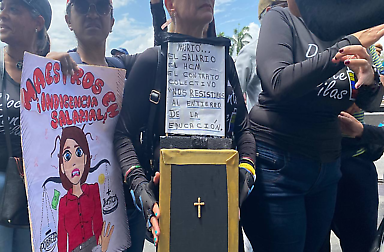 Trabajadores protestan en la Plaza Venezuela de Caracas